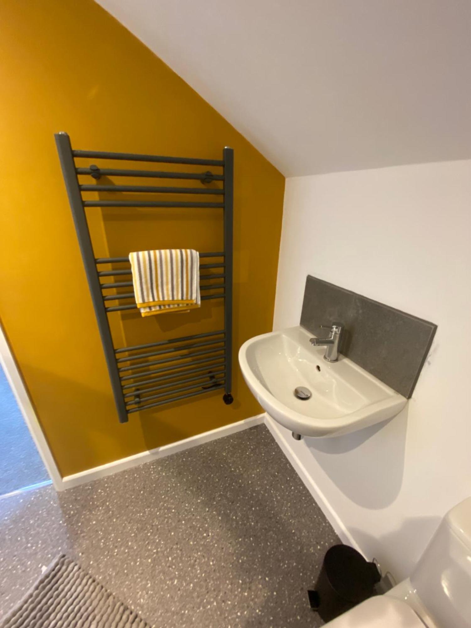 Modern Studio Apartment Set Beneath The Black Mountains A Stones Throw From The Offas Dyke Path Clodock Buitenkant foto